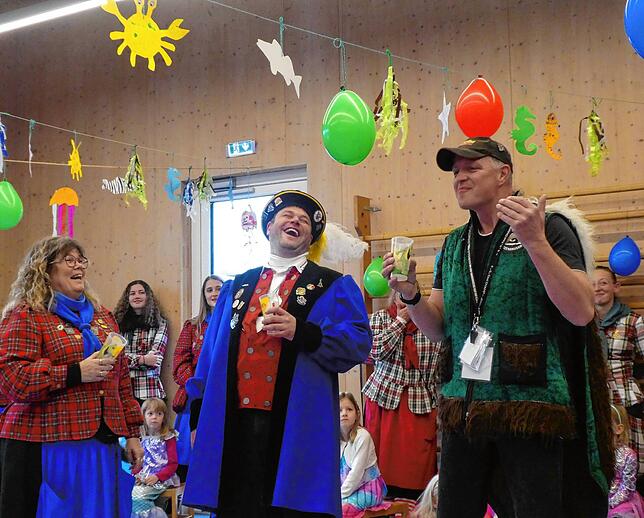 Die Zizenhauser Narren gurgeln um die Wette bei der Befreiung des Kindergartens.