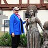 Renate Lohr freut sich über die beiden Figuren im Rathausgarten, die dank einer Spende 2023 aufgestellt wurden. Die Aufstellung der ...