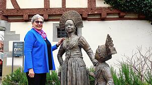 Renate Lohr freut sich über die beiden Figuren im Rathausgarten, die dank einer Spende 2023 aufgestellt wurden. Die Aufstellung der ...