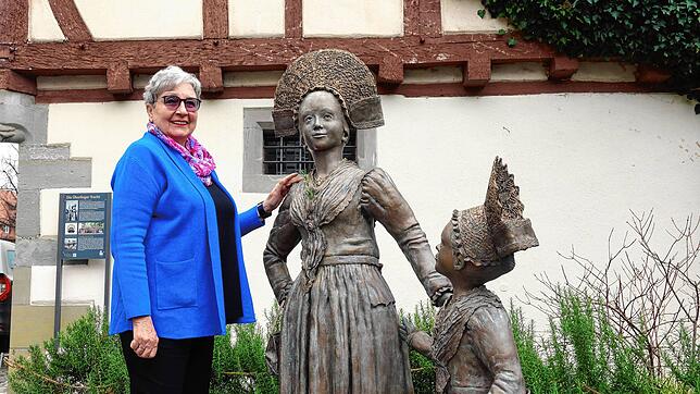 Renate Lohr freut sich über die beiden Figuren im Rathausgarten, die dank einer Spende 2023 aufgestellt wurden. Die Aufstellung der ...