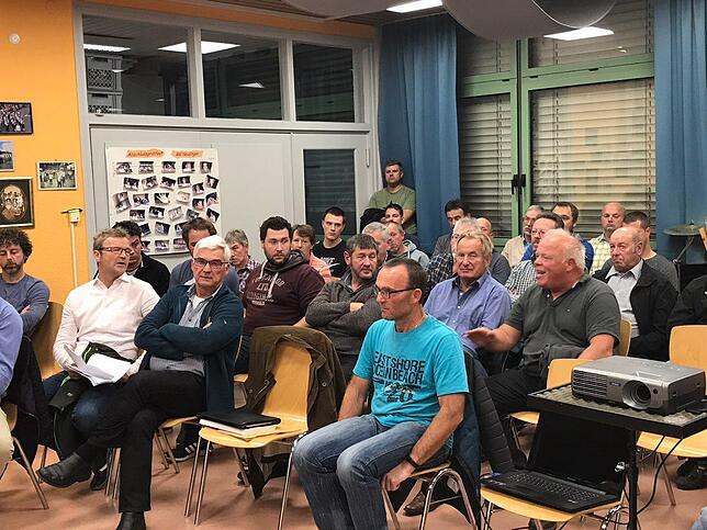 Zwischen den zahlreichen Besuchern im Neudinger Rathaus und dem Amtsleiter des Straßenbauamtes, Gerold Günzer, gibt es rege ...