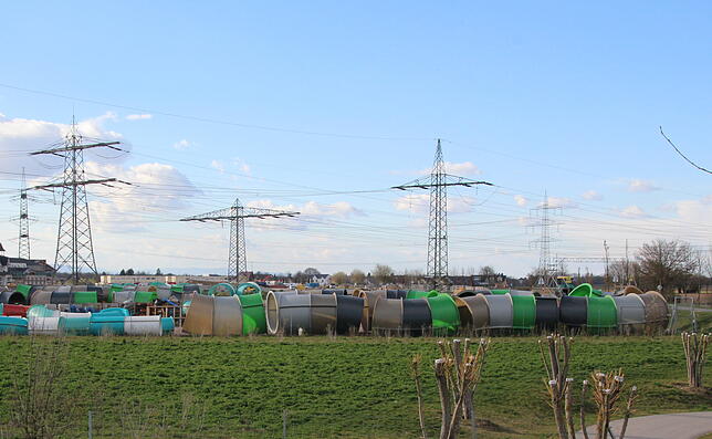 Ein Blick auf die Lagerfläche vor der Baustelle.