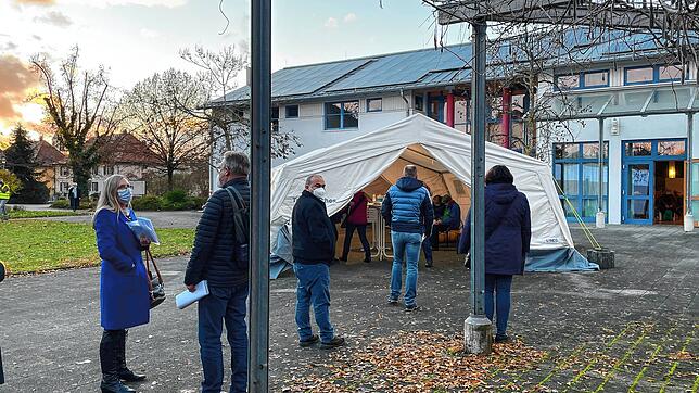 Vor dem Gemeindesaal bildeten sich nur kurze Warteschlangen.