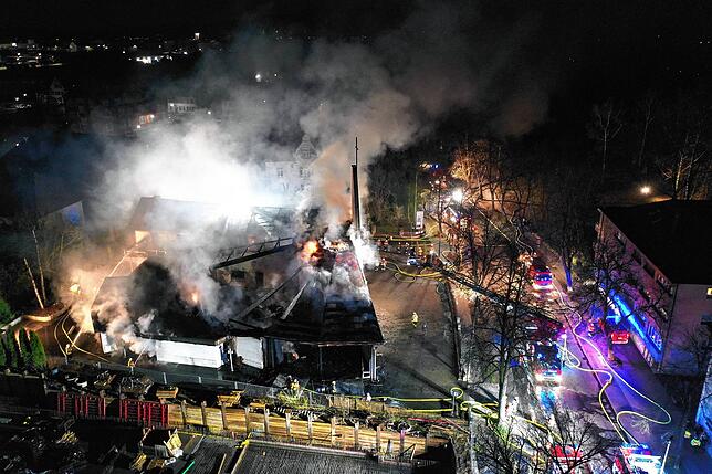Die Einsatzstelle aus der Luft gesehen: Das Drohnenbild zeigt das ganze Ausmaß des Brandes.