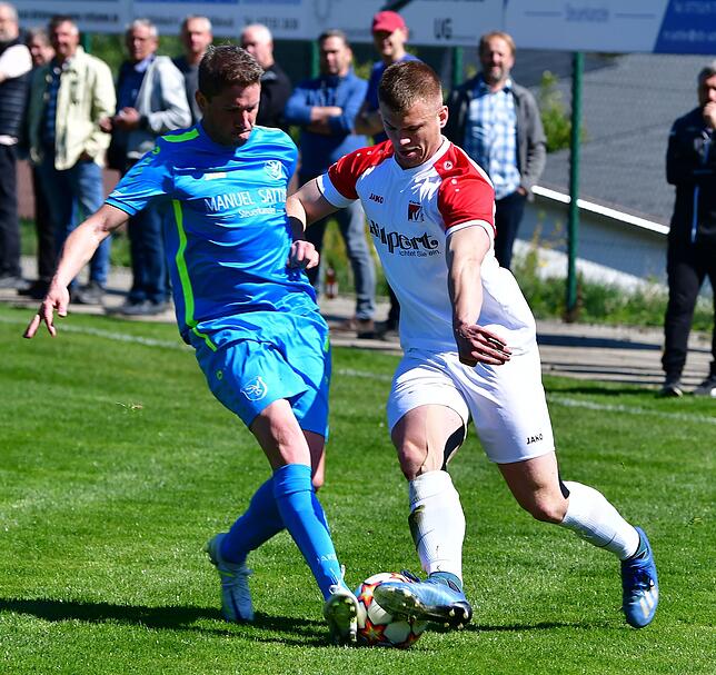 Kämpfer: Auch mit 33 Jahren nimmt es Manuel Berger (links) vom SV Buch noch mit jungen Spielern, wie hier Lukas Peric vom FC RW ...