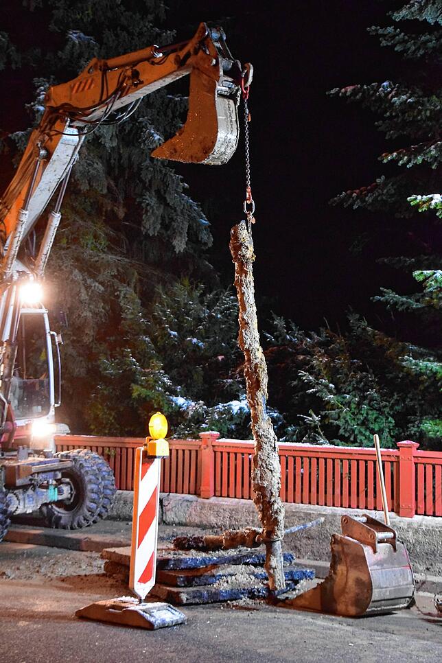 Bild 3: Bilder von der nächtlichen Reparatur eines Wasserrohrbruchs in der Goethestraße