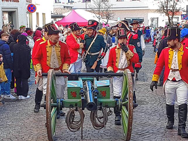 Bild 26: So bunt ist der Umzug beim großen Narrentreffen in Tiengen