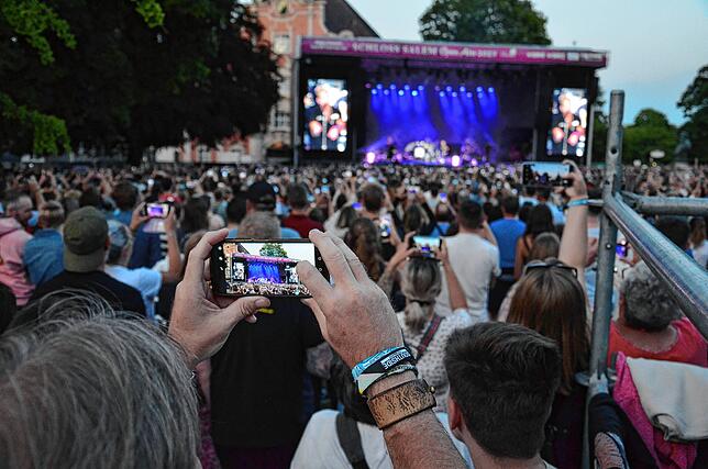 Die Besucher lassen sich die Chance nicht nehmen, mit dem Smartphone Erinnerungen festzuhalten.
