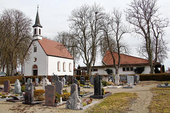 Vor der Friedhofskapelle sollen Sitzbänke aufgestellt werden.
