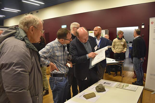 Besucher holen sich an Infotischen von Kantonen und Bürgerinitiativen Beratung.