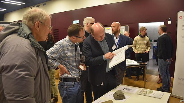 Besucher holen sich an Infotischen von Kantonen und Bürgerinitiativen Beratung.