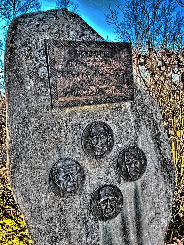 Auf dem Gedenkstein, den man zum 75. Geburtstag der Pfahlbauten im Jahr 1997 enthüllte, wurden Plaketten mit Konterfeis der vier ...
