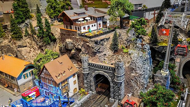 Die Anlage ist auf verschiedenenen Ebenen konzipiert. Selbst eine Bergbahn und ein Alpenrestaurtant gibt es.