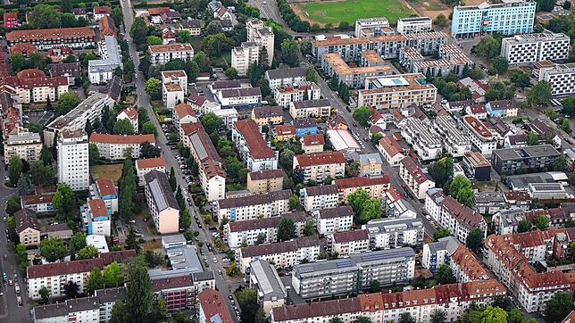 (Archivbild) Dichte Bebauung im Paradies: Wo viele Menschen auf wenig Fläche wohnen, wird die Grundsteuer vermutlich niedriger. Mehr ...