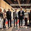 Auf der frisch sanierten Bühne des Milchwerks (von links): Mona Kern und Vanessa Van Dijk von rmsolar, Architekt Erwin Betker, ...