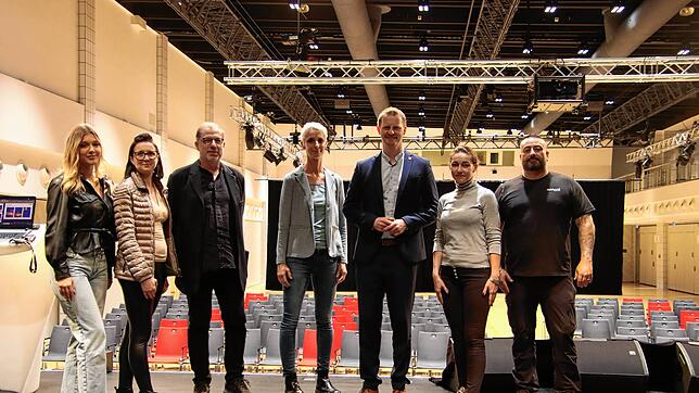 Auf der frisch sanierten Bühne des Milchwerks (von links): Mona Kern und Vanessa Van Dijk von rmsolar, Architekt Erwin Betker, ...