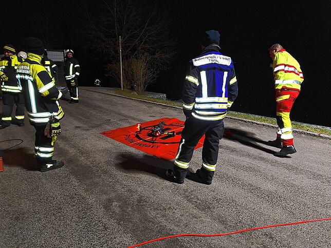 Bei der Suche nach vier vermissten Menschen auf dem vereisten Badesee des Seepark Linzgau leistet die Drohne einen wichtigen Dienst.