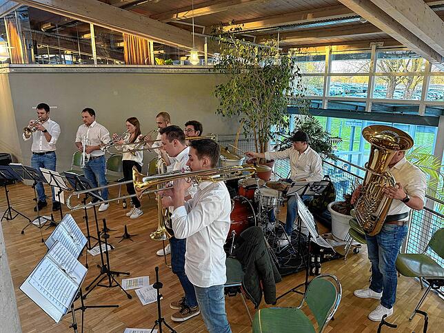 Bild 2: Große Resonanz und strahlende Gesichter bei der Sportlerehrung in Friedrichshafen