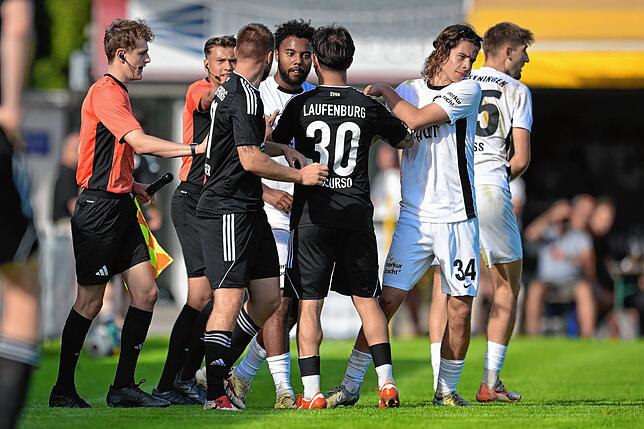Bild 4: SV 08 Laufenburg unterliegt Tabellenführer FC Teningen mit 0:1 – und wir haben Fotos!