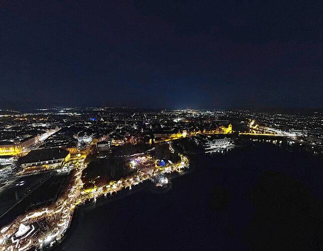 Auf Drohnenbildern sieht man den Markt, den Hafen, das Riesenrad, das Konzil und den Bahnhof.