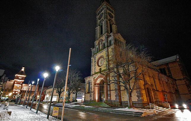 Die Bräunlinger Stadtkirche ist zwar nicht beleuchtet, aber doch ein Hingucker. Im Hintergrund links ist der beleuchtete Stadtturm zu sehen.