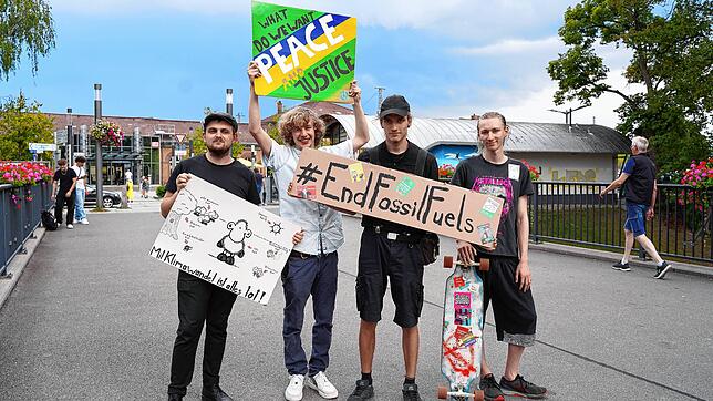 Tim Sickinger, Elias Benzler, Jonathan Kühner und Leonard Rupertus haben sich für den Streik am Freitag vorbereitet.