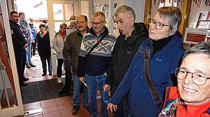 Schlangestehen heißt es im Wahllokal in der Tourist-Info in Löffingen. Nicht verwunderlich, denn die Wahlbeteiligung im Baarstädtchen ...