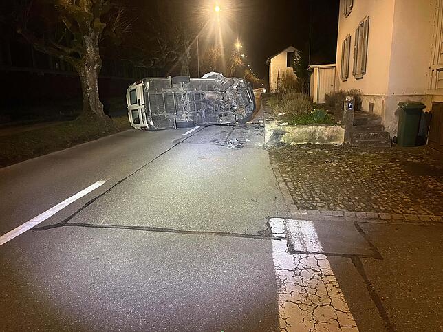 Am Samstagmorgen prallte der Fahrer eines Kleintransporters mit seinem Fahrzeug gegen eine Stützmauer. Dadurch kippte das Fahrzeug auf ...