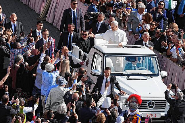 Papst Leo XIV. fährt vor der Eröffnungsmesse seines Pontifikats in seinem Papamobil über den Petersplatz im Vatikan.