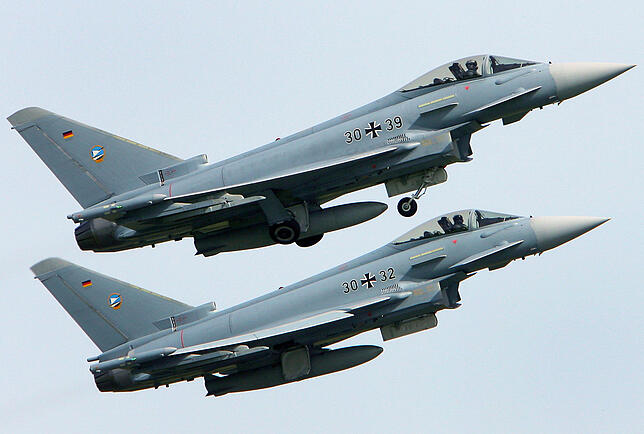 Auf dem Fliegerhorst Laage bei Rostock starten zwei Eurofighter zu einer Übung.