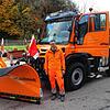 Stolz ist Stühlingens Bauhofleiter Emanuel Amann auf den neuen Unimog, der auch im Winterdienst zum Einsatz kommt. Das Schneeschild wird ...