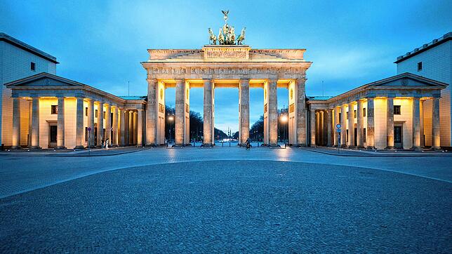 Sieht merkwürdig einsam aus? Kein Wunder: Dieses Bild vom ungewohnt menschenleeren Brandenburger Tor entstand im März zu Beginn des ...