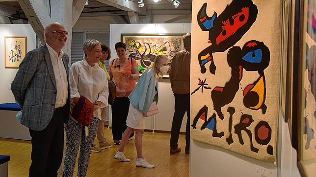 Bürgermeister Rainer Stolz (links) sah sich wie viele anderen Besucher der Vernissage im Stadtmuseum die vielfältigen Werke und ...