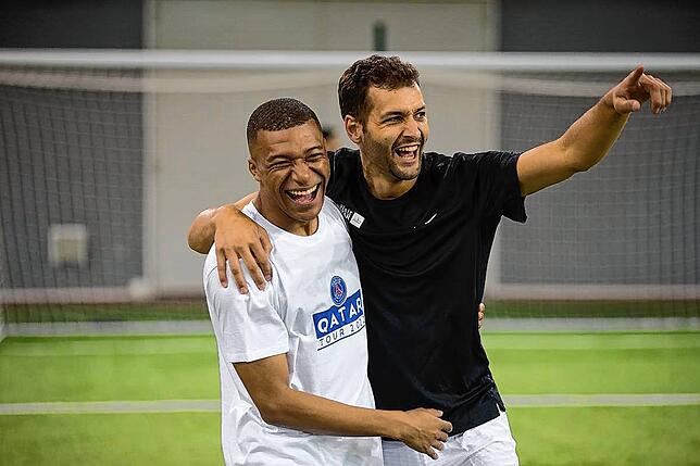 Unser Archivbild vom Mai 2022 zeigt Patrick Bäuer (rechts) zusammen mit Fußballstar Kylian Mbappé bei einer Trainingseinheit mit den ...