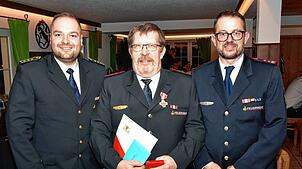 Im Bild (von links): Kreisbrandmeister Dominik Rotzinger, Hubert Kaiser und Kommandant Dominik Kaiser. Bilder: Stefan Pichler