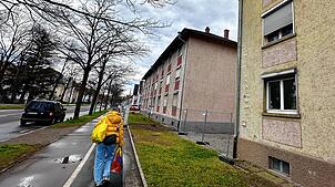 Der Bauzaun steht. Bis zum Sommer sollen die beiden Blöcke (rechts) an der Paulinenstraße abgerissen werden. Hier plant die SWG den ...