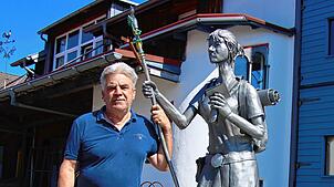 Der Denkinger Kunstschmied Peter Klink hat diese beindruckende Statue geschaffen, die eine besondere Pilgerin darstellt.