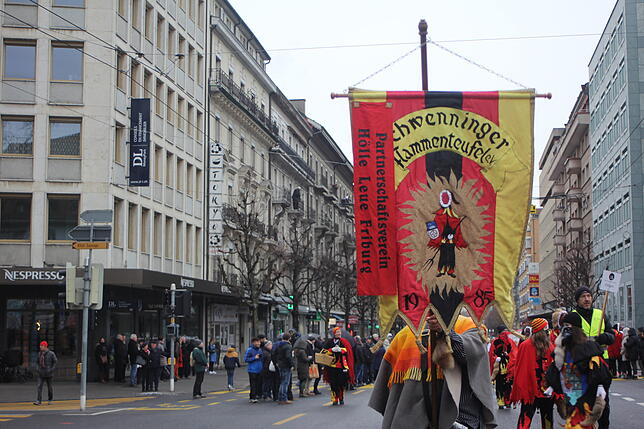 Bild 27: Hästräger und Guggenmusiker aus VS beim Narrentreffen in Fribourg am Sonntag (2)
