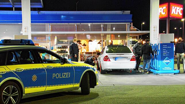 Die Araltankstelle in der Singener Südstadt ist in der Singener Tuningszene Dreh- und Angelpunkt. Hier kontrollieren Polizeibeamte im ...
