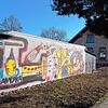 Die gesamte Rückwand des Bahnhofkioskes ist mit Graffiti besprüht. Der Vandalismus soll offenbar in der Nacht von Samstag auf Sonntag ...