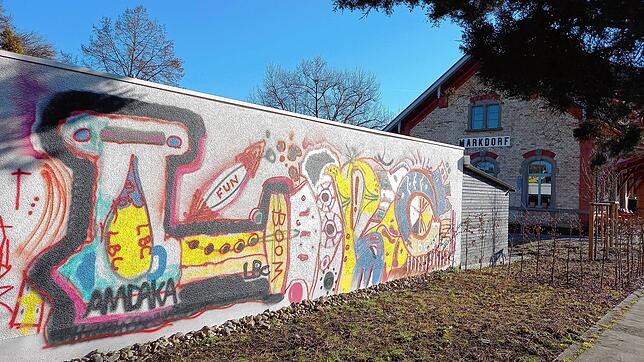 Die gesamte Rückwand des Bahnhofkioskes ist mit Graffiti besprüht. Der Vandalismus soll offenbar in der Nacht von Samstag auf Sonntag ...