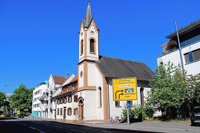 Die alt-katholische Kirche St. Thomas in Singen. Direkt links davon ist das Pfarrhaus.