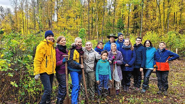 Die frühere Ärztin Marlene Mathé feierte mit ihrer großen Familie ihren 90. Geburtstag mit einer ungewöhnlichen baumpflanzaktion im ...