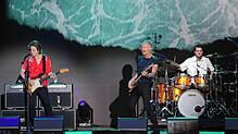 Sting (Mitte) steht nicht zum ersten Mal bei einem Salem Open Air auf der Bühne. Schlagzeuger und Gitarrist reichen ihm als Begleitung. ...