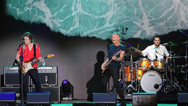 Sting (Mitte) steht nicht zum ersten Mal bei einem Salem Open Air auf der Bühne. Schlagzeuger und Gitarrist reichen ihm als Begleitung. ...