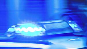 Ein Polizeiauto mit eingeschaltetem Blaulicht (Symbolbild). Ein Mann bedroht eine Kassiererin – die Polizei hat es zudem mit einigen ...