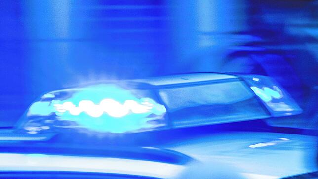 Ein Polizeiauto mit eingeschaltetem Blaulicht (Symbolbild). Ein Mann bedroht eine Kassiererin – die Polizei hat es zudem mit einigen ...
