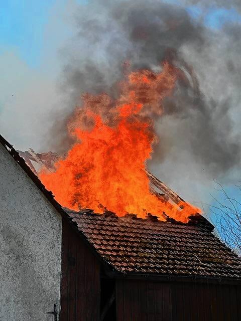 Bild 2: Bauernhaus in Albbruck brennt lichterloh - Bilder des Einsatzes