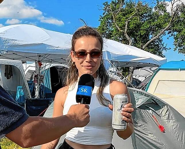 Julia Schwarzer freut sich erstmal auf etwas zu essen. Gleich ist das Grillgut fertig.