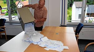 Über 1200 abgegebene Stimmen waren nach dem Bürgerentscheid in Rickenbach zu zählen – unser Bild zeigt Hauptamtsleiter Markus Wagner ...